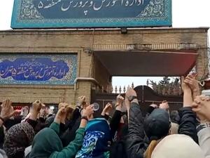 This grab taken from a UGC video made available on the ESN platform on March 4, 2023, shows families gathering and chanting slogans outside an education ministry building in Tehran, following poisoning attacks on students. (Photo by Anonymous/ESN / AFP) poisoning attacks