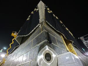  الحجر الأسود في الركن الشرقي من الكعبة المشرفه