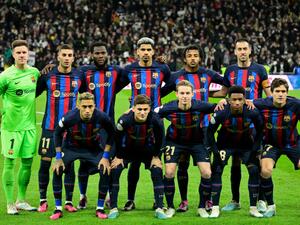 Barcelona's players pose for a team picture before the start of the Copa del Rey (King's Cup) semi final first Leg football match between Real Madrid CF and FC Barcelona at the Santiago Bernabeu stadium in Madrid on March 2, 2023. (Photo by JAVIER SORIANO / AFP)