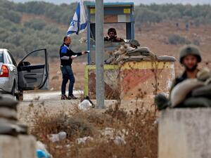 حاجز عسكري اسرائيلي على مدخل بلدة بيت فوريك شرق مدينة نابلس (أ ف ب)