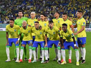 Players of Brazil pose for the team picture ahead of the Qatar 2022 World Cup round of 16 football match between Brazil and South Korea at Stadium 974 in Doha on December 5, 2022. (Photo by NELSON ALMEIDA / AFP)