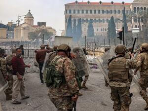 مواجهات في محيط السراي الحكومي وسط بيروت (أ ف ب)