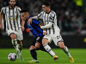 Inter Milan's Argentinian forward Lautaro Martinez (C) challenges Juventus' Italian midfielder Fabio Miretti during the Italian Serie A football match between Juventus and Inter on November 6, 2022 at the Juventus stadium in Turin. (Photo by MIGUEL MEDINA / AFP)