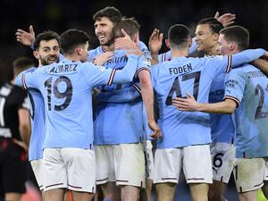 Manchester City's Belgian midfielder Kevin De Bruyne (C) celebrates scoring the team's seventh goal during the UEFA Champions League round of 16 second-leg football match between Manchester City and RB Leipzig at the Etihad Stadium in Manchester, north west England, on March 14, 2023. Manchester City won the match 7-0. (Photo by Oli SCARFF / AFP)