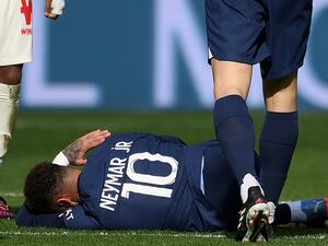 Paris Saint-Germain's Brazilian forward Neymar lays on the pitch, due to an injury following a contact with Lille's French midfielder Benjamin Andre (unseen) during the French L1 football match between Paris Saint-Germain (PSG) and Lille LOSC at The Parc des Princes Stadium in Paris on February 19, 2023. (Photo by FRANCK FIFE / AFP)
