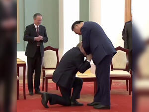 A photo allegedly showing Russian President Vladimir Putin kissing the hand of the Chinese President Xi Jinping. (Twitter/ @Amanda_Florian) Russian President Vladimir Putin