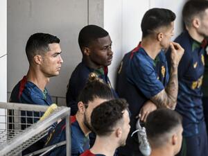 Portugal’s forward Cristiano Ronaldo (L) attends with his teammates a training session at Cidade do Futebol training camp in Oeiras, outskirts of Lisbon, on March 20, 2023, ahead of their UEFA Euro 2024 qualifier football match against Liechtenstein and Luxembourg. (Photo by PATRICIA DE MELO MOREIRA / AFP)