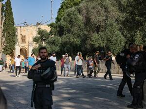 مستوطنون يقتحمون ساحات المسجد الأقصى (أ ف ب)