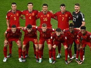 Spain players pose for the team photo prior to the Qatar 2022 World Cup Group E football match between Japan and Spain at the Khalifa International Stadium in Doha on December 1, 2022. (Photo by Jewel SAMAD / AFP)