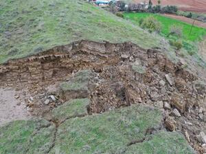 زلزال تركيا يقسم تلة إلى نصفين