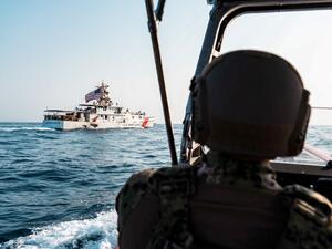 البحرية الإيرانية توجه إنذارا لغواصة أمريكية في مضيق هرمز