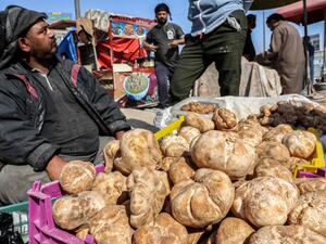 رجل يبيع الكمأة