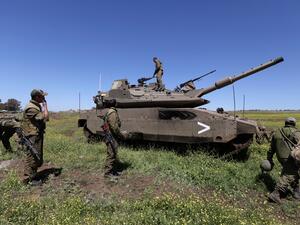 اعلن ادرعي ان الغارات الجوية استهدفت منظومة رادار ومواقع مدفعية تابعة لجيش النظام السوري