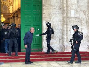 Israeli security forces stand outside the Al-Aqsa mosque in Jerusalem's Old City as Muslim worshippers gather inside, early on April 5, 2023 during Islam's holy month of Ramadan. (Photo by Ahmad GHARABLI / AFP) Al-Aqsa mosque