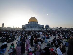 باحات المسجد الأقصى تعج بالمصلين
