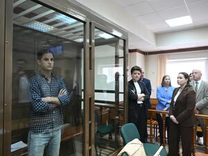 US journalist Evan Gershkovich, arrested on espionage charges, stands inside a defendants' cage before a hearing to consider an appeal on his arrest at the Moscow City Court in Moscow on April 18, 2023. (Photo by NATALIA KOLESNIKOVA / AFP)