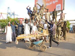 يهتفون لجنود الجيش السوداني الموالي لقائد الجيش عبد الفتاح البرهان