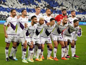 ACF Fiorentina's team poses for a team photo ahead the UEFA Europa Conference quarter final football match between Lech Poznan and ACF Fiorentina at the Poznan Stadium in Poznan, Poland, on April 13, 2023. (Photo by JANEK SKARZYNSKI / AFP)