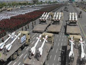 عرض عسكري لجماعة أنصار الله في العاصمة صنعاء