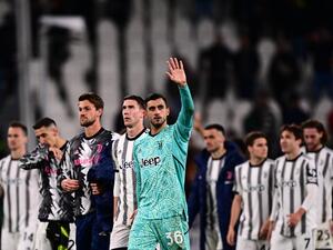 Juventus' Italian goalkeeper Mattia Perin (C) and teammates acknowledge the public at the end of the UEFA Europa League quarter-finals first leg football match between Juventus and Sporting CP, on April 13, 2023 at the Juventus stadium in Turin. (Photo by Marco BERTORELLO / AFP)