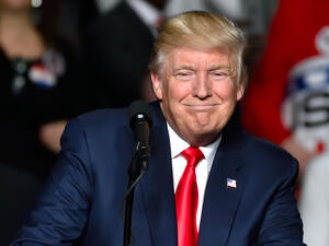 Video: Trump mimic Biden’s behaviors