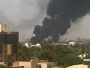 دخان يتصاعد من أحد مباني العاصمة الخرطوم جراء الإشتباكات بين قوات الدعم السريع والجيش السوداني (أ ف ب)