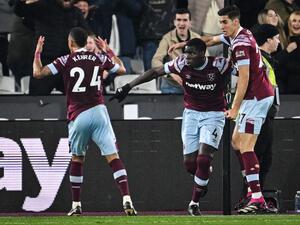 West Ham United's French defender Kurt Zouma celebrates his team first goal during the English Premier League football match between West Ham United and Newcastle at the London Stadium, in London on April 5, 2023. (Photo by JUSTIN TALLIS / AFP) 