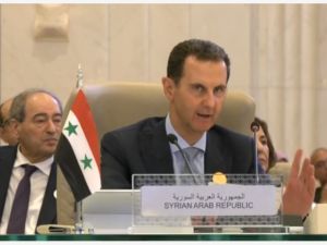  هاجم مئات النشطاء السوريين المعارضين القمة العربية واعتبروها تاجرت بدماء الشعب السوري