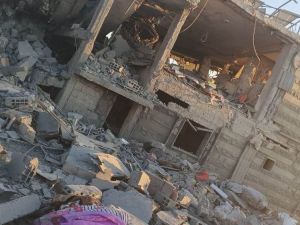 لم ينجو من الغارة على منزل مرعي الرمثان، سوى طفلة وحيدة، أصيبت بجروح بالغة وابنته الكبيرى المتزوجة.