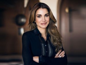  من منصات عروض الأزياء.. ماذا سترتدي الملكة رانيا لزفاف الأمير حسين والآنسة رجوة؟