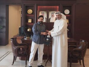 تكريم الطبيب يعقوب العصيمي من قبل المستشار في السفارة الكويتية و القائم بالاعمال مبارك سعد الهااجري