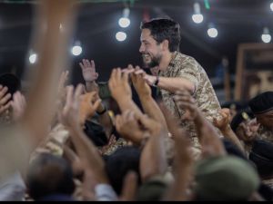 رفقاء الامير الحسين يحتفلون 