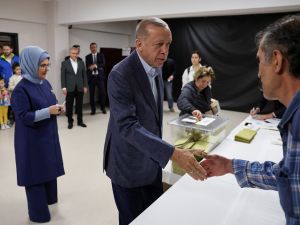 الرئيس التركي أردوغان يدلي بصوته في الانتخابات