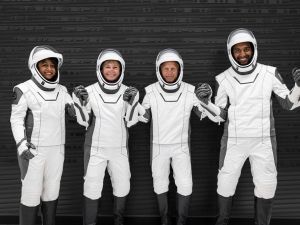 رائدا الفضاء السعوديان، ريانة برناوي وعلي القرني برفقة طاقم الرحلة إلى الفضاء