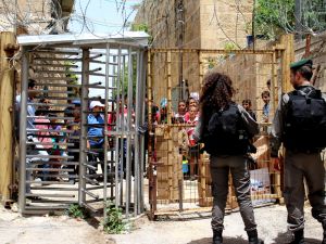 ادعت إذاعة الجيش الإسرائيلي، إن جنود الاحتلال أطلقوا النار على شاب فلسطيني وأصابوه بجراحٍ خطيرة