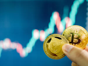 Crypto News Recap: Memecoin frenzy spikes bitcoin fees