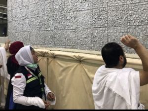 يتم تجميع الحصى بواسطة السيور وغربلته ورشه بالماء للتخلص من الأتربة -الصورة عن الفيس بوك