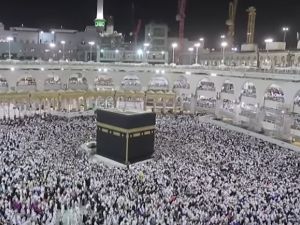 علماء ودعاة يستنكرون السيلفي امام الكعبة باعتباره قلة ادب مع الله