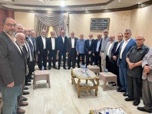 قادة حماس والجهاد في القاهرة يتوسطهم سمير مشهرواي مساعد محمد دحلان