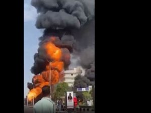 السنة اللهب تتصاعد من محطة الوقود (لقطة شاشه) 