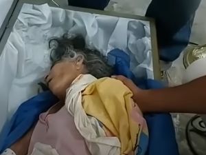 المرأة داخل نعشها تصارع الموت