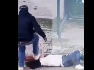 فيديو يوثق لحظات مروعة لاعتداء رجل على امرأة في سوسة