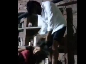 هندوسي يحطم عظام زوجته بهراوة لعدم سداد عائلتها مهره (فيديو)