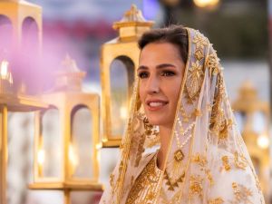 قبل ساعات من العرس الأسطوري...أساسيات جمالية تجمع ما بين الملكة رانيا وكنتها رجوة آل سيف