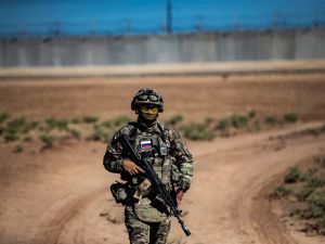 A Russian soldier stands guard during a joint Russian-Turkish patrol in the eastern countryside of the town of Darbasiyah near the border with Turkey in Syria's northeastern Hasakah province on July 28, 2022. (Photo by Delil SOULEIMAN / AFP) Russian soldier