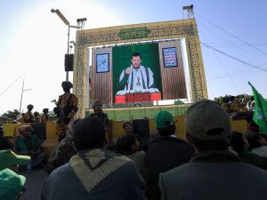Yemenis watch a speech by Yemen's Houthi rebels leader Abdul Malik Al-Houthi during a ceremony marking the birth anniversary of Islam's Prophet Mohammad, known in Arabic as "Mawlid al-Nabawi", in the Yemeni capital Sanaa on October 8, 2022. (Photo by MOHAMMED HUWAIS / AFP) Yemeni government, Houthi