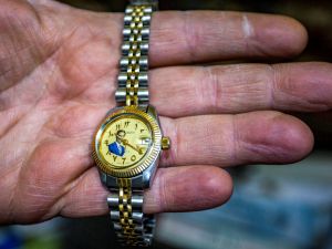  ساعة تظهر في داخلها صورة الرئيس العراقي صدام حسين في متجر لبيع التحف في بغداد