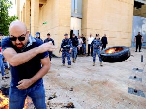 Lebanese protesters clash with bank guards in Beirut during a demonstration called for by the banks depositors committee against monetary policies. (Photo by ANWAR AMRO / AFP) Lebanon
