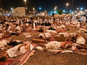 حجاج بيت الله الحرام في استراحة