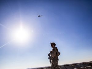 A U.S. AH-64 Apache attack helicopter flies above US soldiers patrolling along the frontlines between areas held by the Syrian Democratic Forces (SDF) and Turkish-backed fighters near the village of Dardara in the countryside of Tal Tamr in Syria's northeastern Hasakeh province on December 26, 2021. (Photo by Delil souleiman / AFP) helicopter mishap
